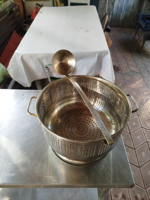 Продам кастрюлю, дуршлаг , и половник .