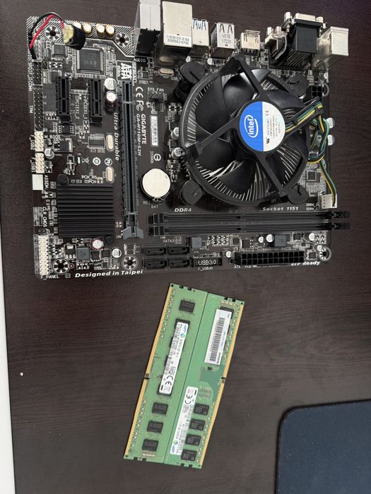 Комплект Gigabyte H110M + intel i5 7400 + Охладител+ Рам памет 8gb