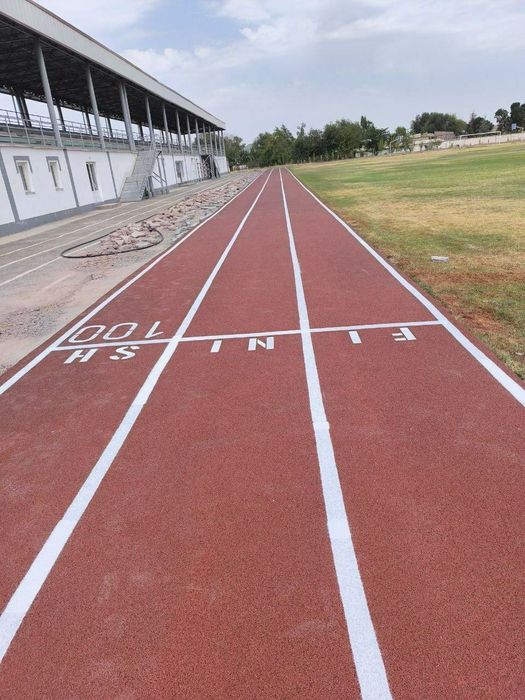 Резиновое покрытие й спортивный устройство