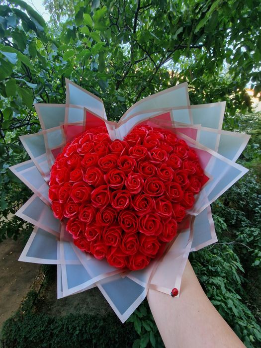 Cadou buchet sub forma de inima din trandafiri de sapun