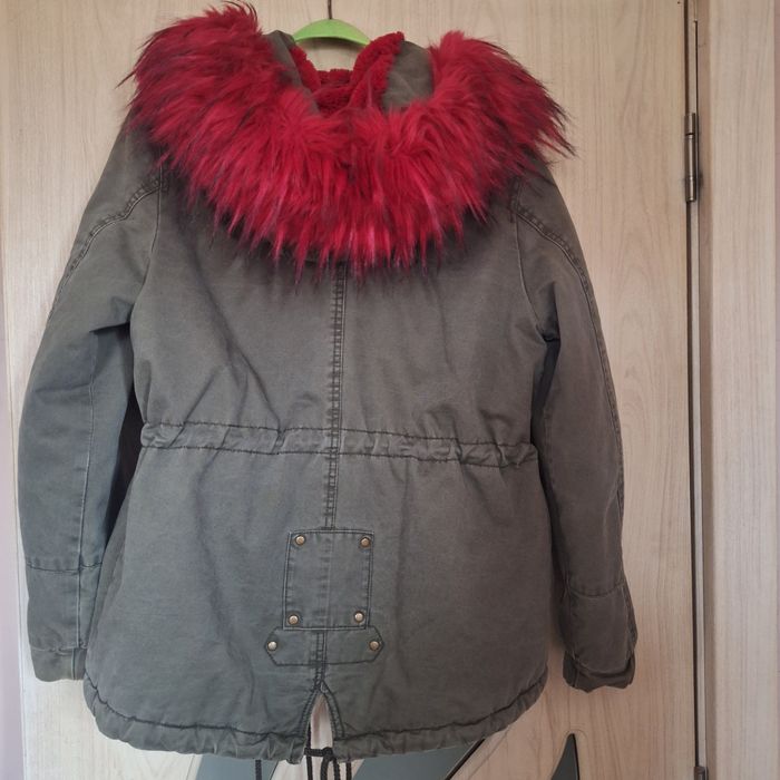 Яке с червена богата качулка