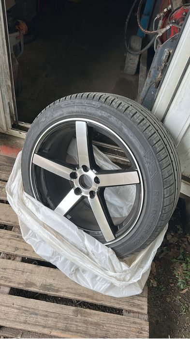 Шина с дисками на Мерседес 18 д