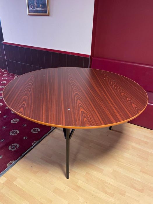 Masa rotunda pentru 8 persoane, 150 de lei