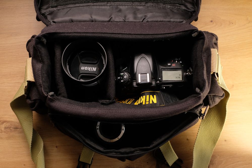 Nikon D800 full-frame + 2 obiective Nikon + blitz + tuburi macro Kenko + geantă