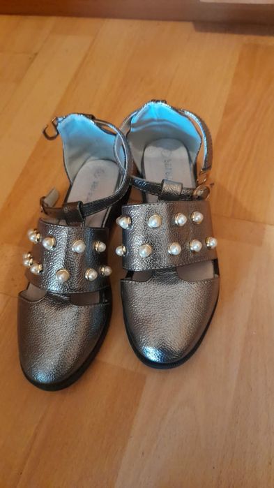 Продам новую обувь для девочки