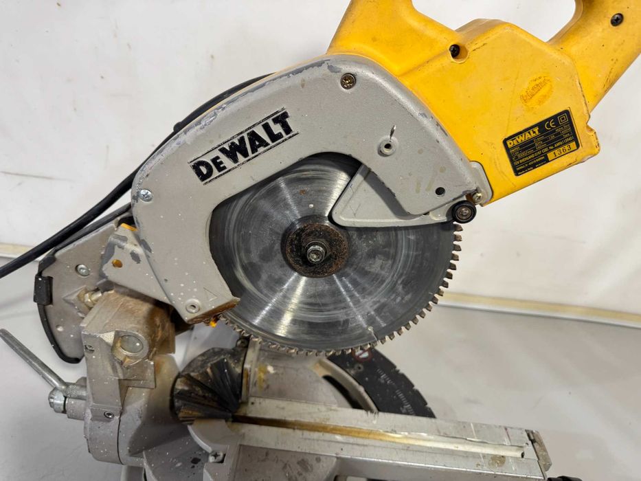 Циркуляр пендула - Dewalt 1600 W / 216mm / 115 V