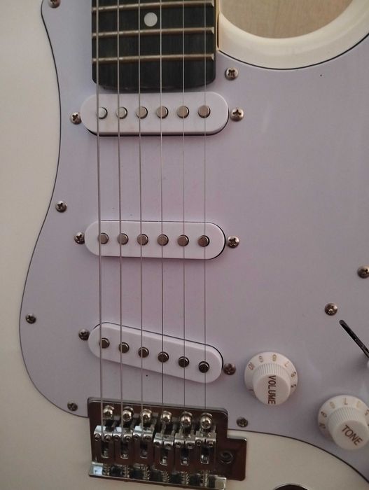 электрогитара белая SSS стратокастер