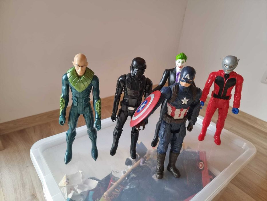 Figurine cu eroii copilăriei