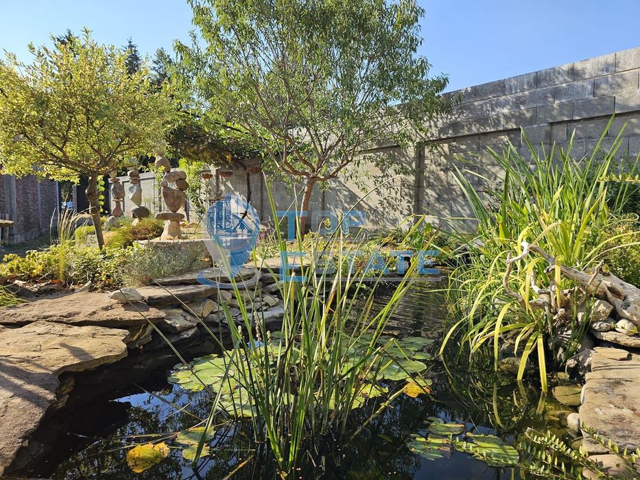 Двуетажна къща на груб строеж с втора къща и басейн с панорама в село