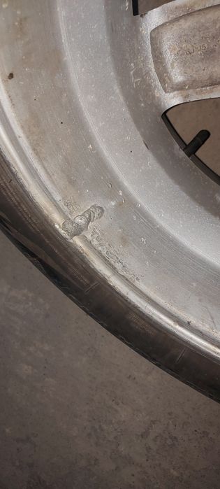 R15 diska sotiladi 1ta kichkina svarkasi bor