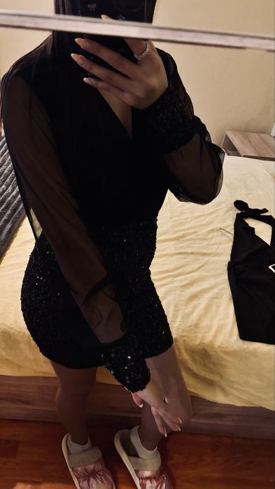 Елегантна вечерна рокля с пайети и прозрачни ръкави