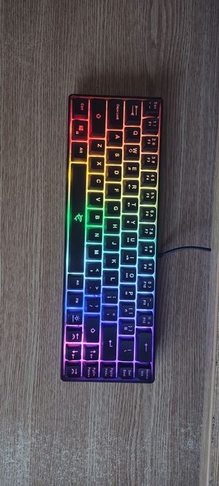Vând tastatura gaming white shark