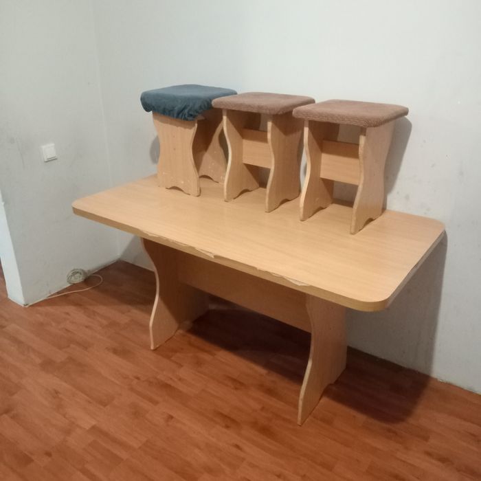 Отдам даром стол с стульями