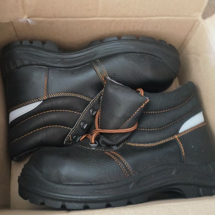 Продам  спец обувь