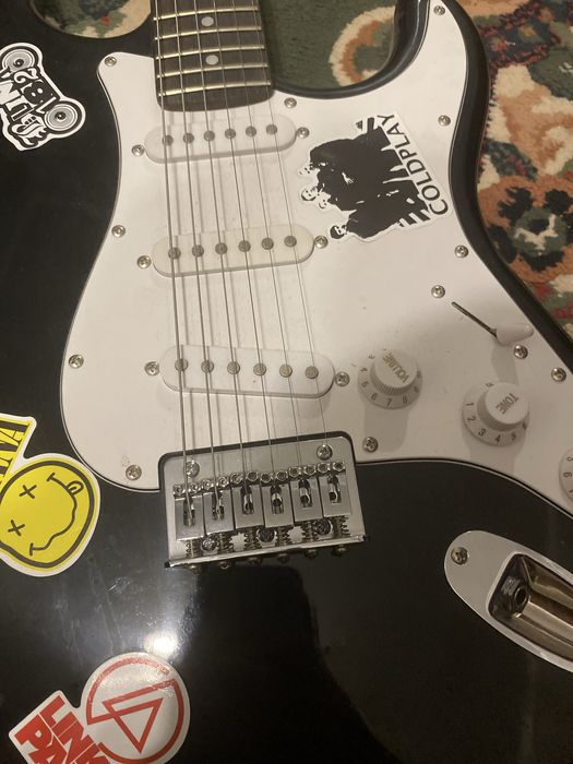 Срочно продам электрогитару фендер