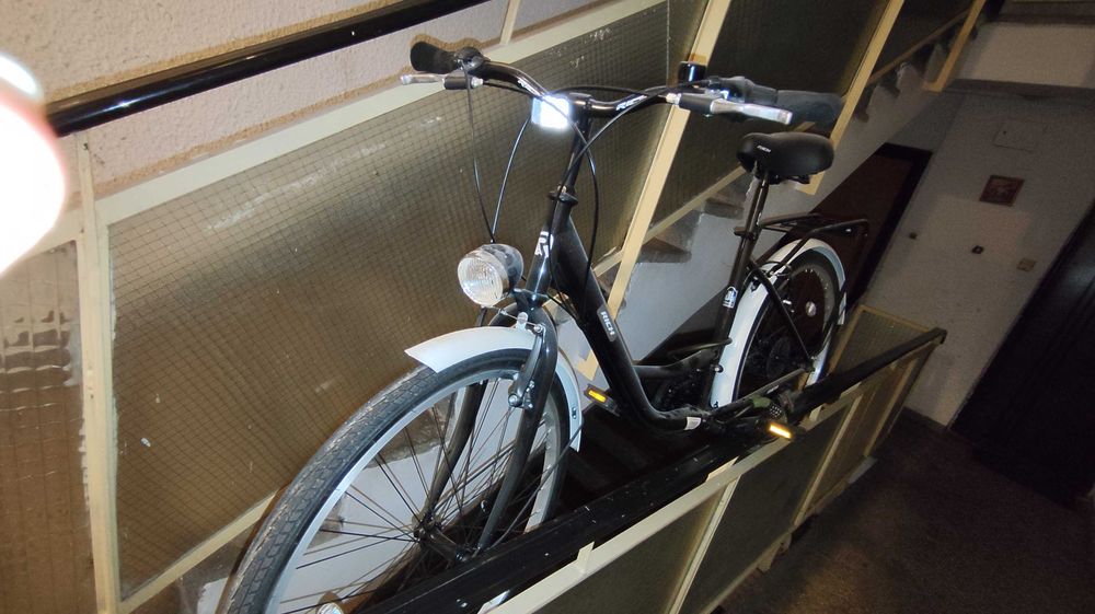 Bicicleta Carpat 26 inchi  , cu cablu antifurt  și pompă electrică1100 lei negociabil lNU RĂSPUND LA TELEFON, AȘTEPT MESAJ SMS SAU MESAJ WHATSAPP