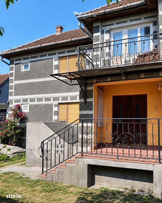 Casă cu anexe și teren 4.605 mp, front 36 m - posibil 2 locuri de casă