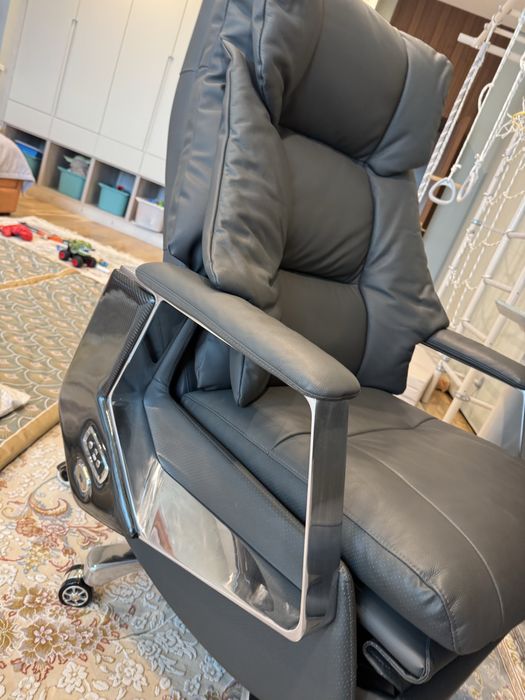 Продам кожаное кресло руководителя