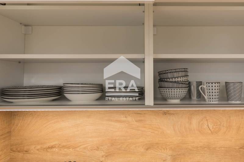 Двустаен, чисто нов, обзаведен апартамент за продажба, със собствен дв