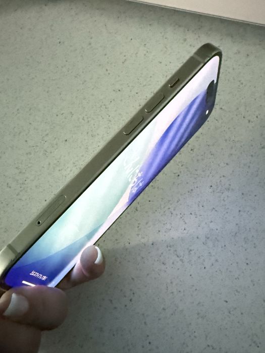 Iphone 15 galben