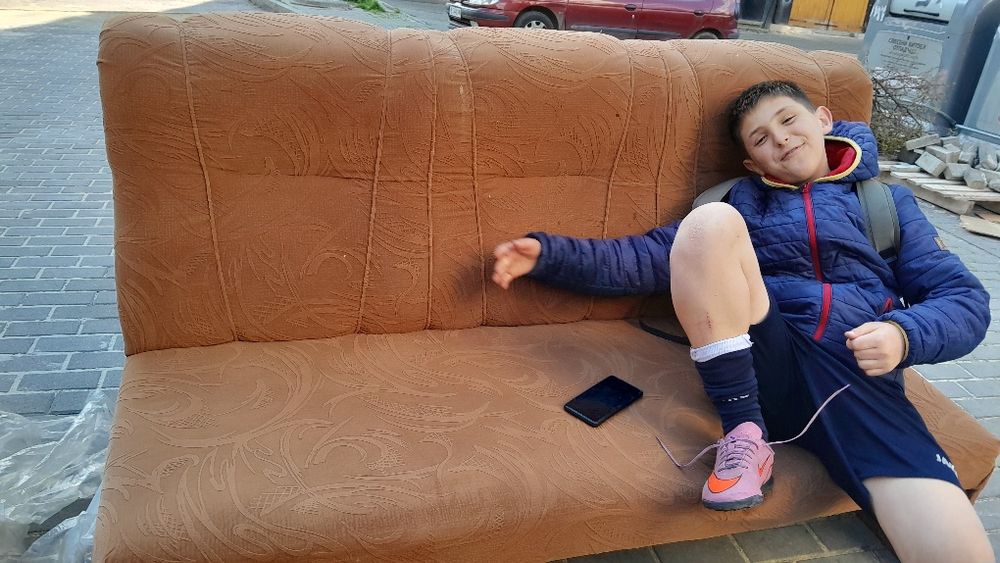 Диванче, сгаваем диван с малко момченце на име: Борис Димов