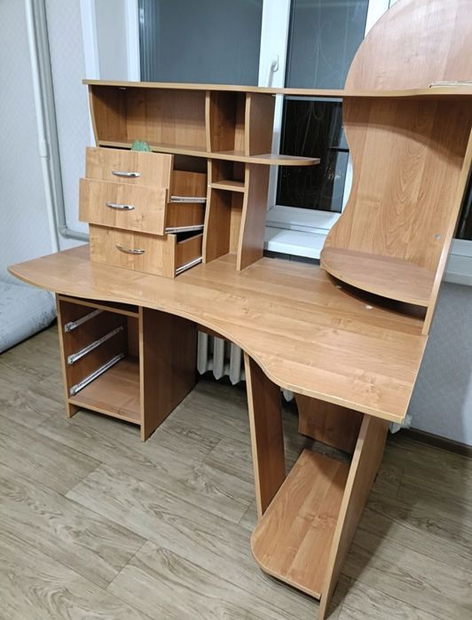 Компьютер, учебный стол