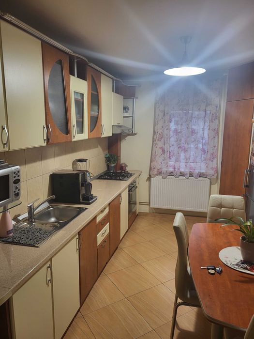 Persoana Fizica vand apart cu 3 camere, decomandat, zona linistita