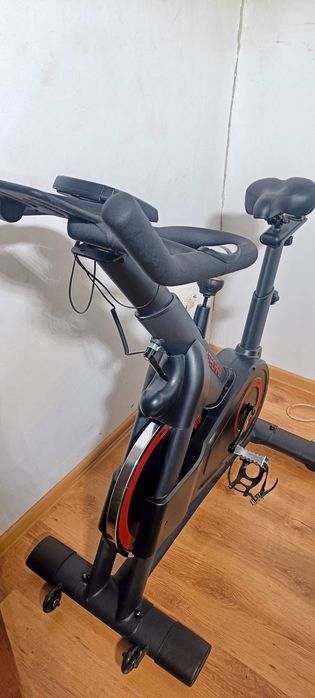 Bicicletă Spinning SEMI-PROFESIONALĂ TECHFIT SBK8000, Sistem Volantă 20 kg