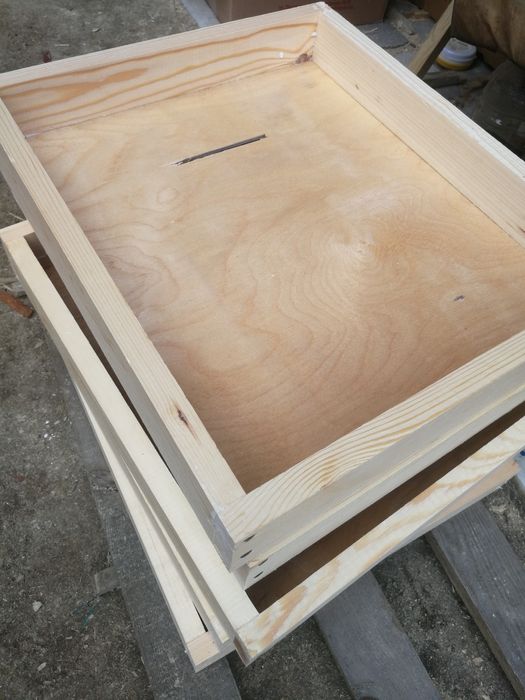 Пчелни кошери и рамки от чамов материал