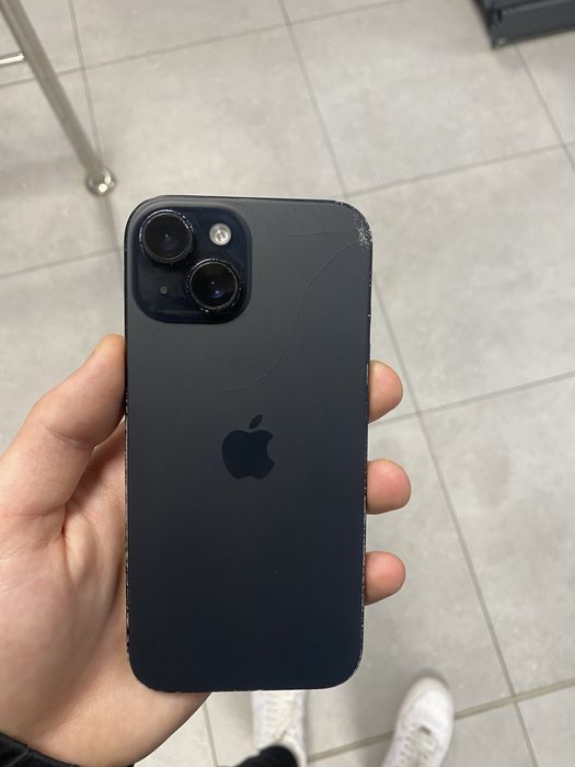 Vand iPhone 15 folosit