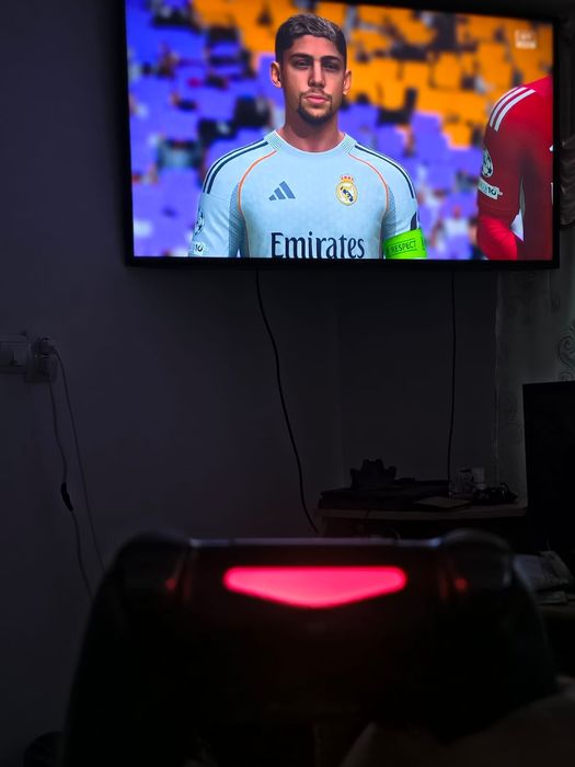 Vând PlayStation 4
