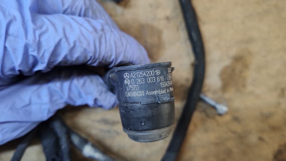 Държач за фар и пластмаси около него за Мерцедес W204 C класа 20015