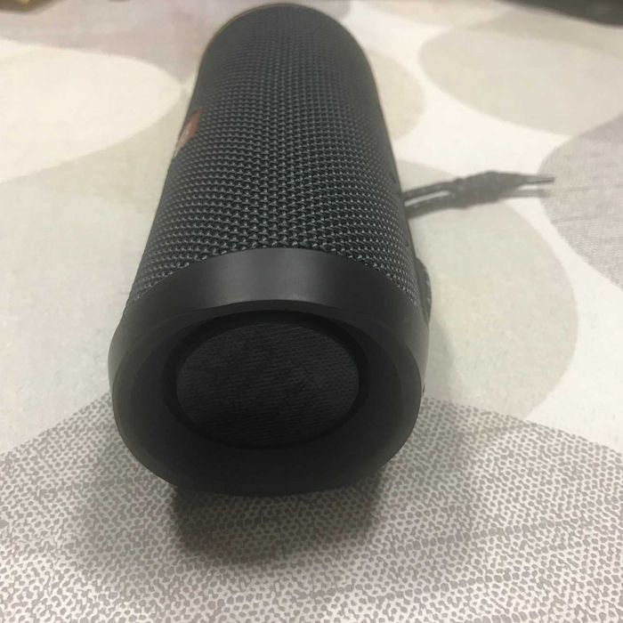 продавам блутут колонка jbl flipessential2
