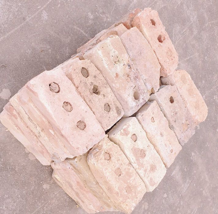 Продавам тухли единички и цигли – много здрави, запазени и изчистени.