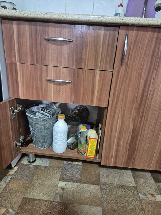 Продам  кухонный стол тумба