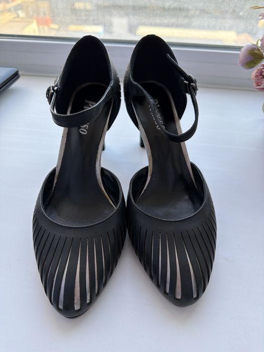 Босоножки кожанные