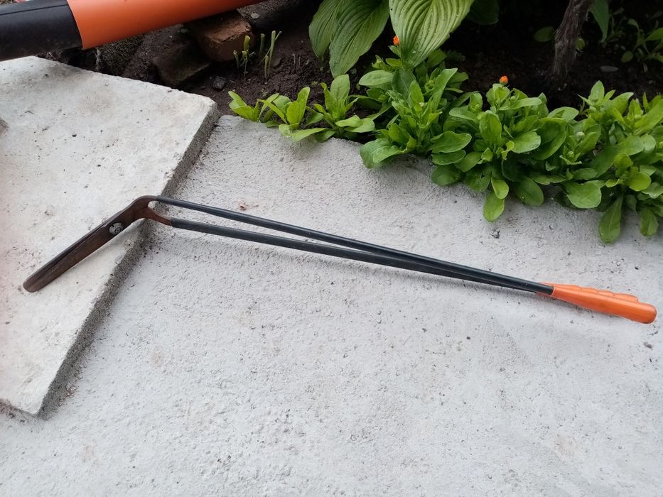 Градинска ножица за храсти и дървета.