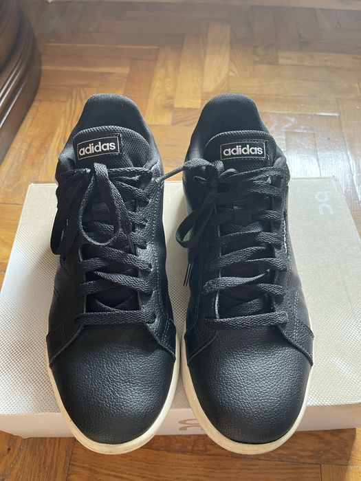 Продам кроссовки Adidas. В отличном состоянии.Размер 42