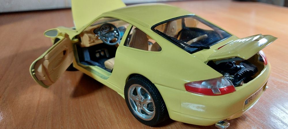 Масштабная модель автомобиля 1-18.