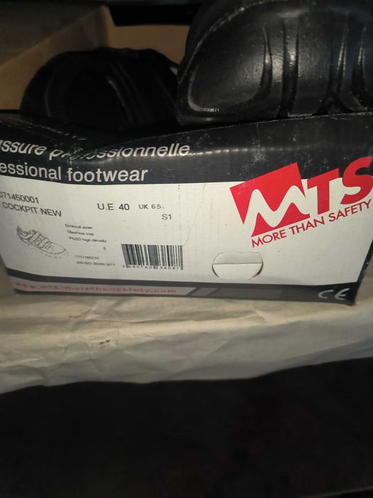 Bocanci și sandale de protectie mărimea 44 40 39 40