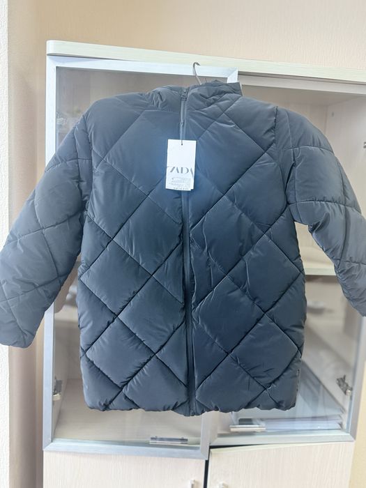 Zara куртка весна черного цвета