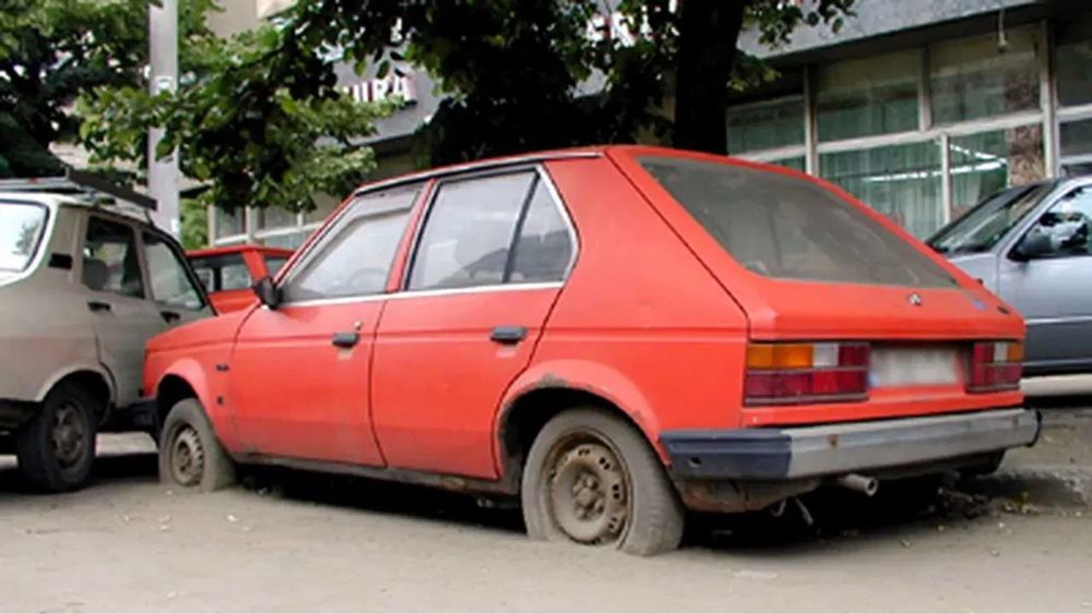 Masini abandonate vechi defecte