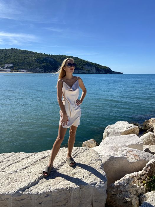 Къса златиста слип рокля