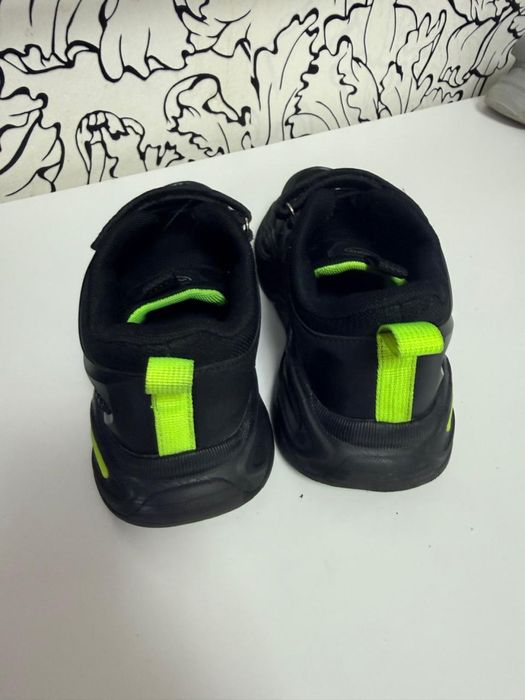 Продам детскую обувь