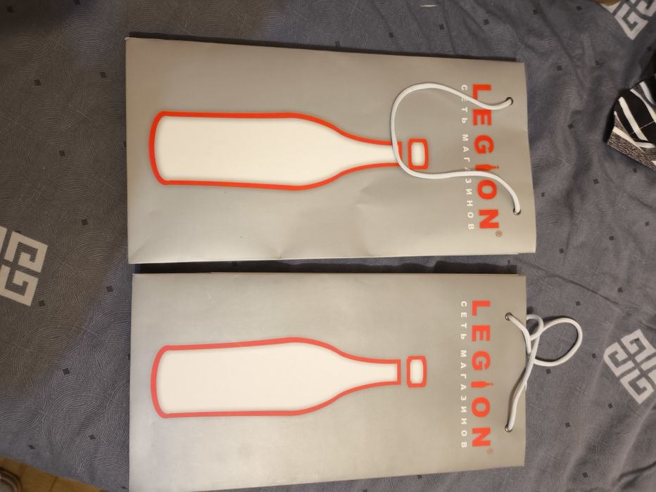 Две новогодние подарочные коробки