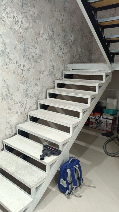 Надо обшит лестницу бюджет 700000 тг