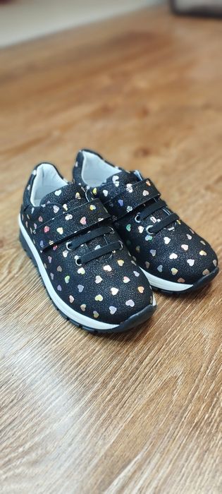 Продам кроссовки на девочек.