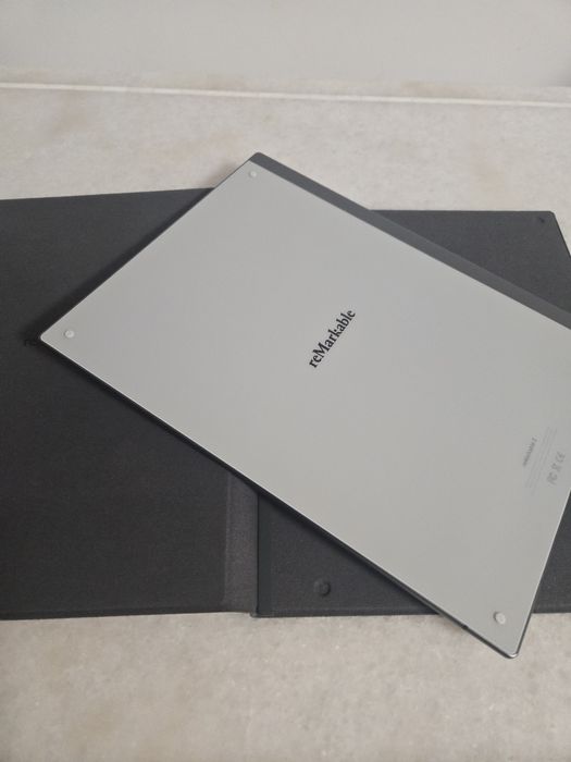 Tableta Remarkable 2, marker și husă