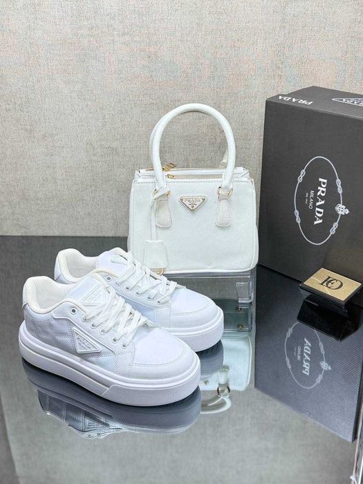 Adidași și geanta la set