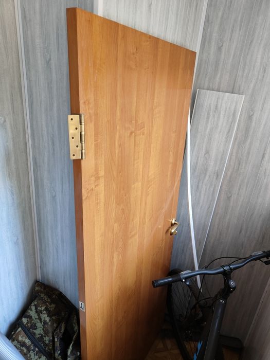 Дверь деревянный